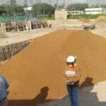 Base granular y afirmado en obra de construcción. Ingenieros inspeccionan el material en la Universidad Agraria de La Molina. venta de agregados