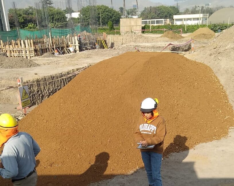 Base granular y afirmado en obra de construcción. Ingenieros inspeccionan el material en la Universidad Agraria de La Molina. venta de agregados