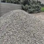 Montículo de piedra chancada de media pulgada en área rural de Lima, Perú