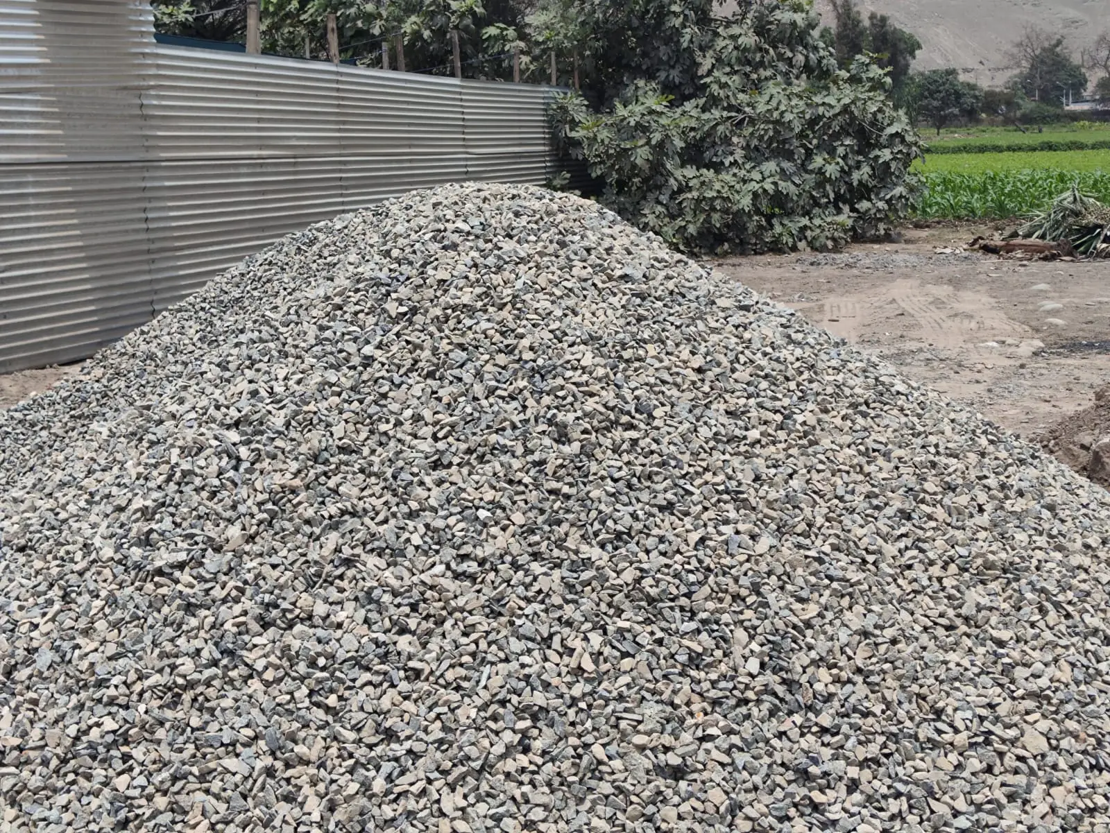 Montículo de piedra chancada de media pulgada en área rural de Lima, Perú