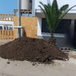 Montículo de tierra de chacra para nivelación de jardín en vivienda de Lima, Perú