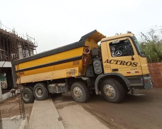 Volquete cien pies estacionado en obra de Universidad Agraria