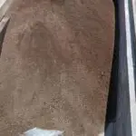 Carga de tierra de chacra cernida sobre volquete simple