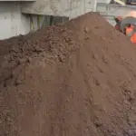 Montículo de tierra de chacra para pozo a tierra en obra de construcción en Lima Perú
