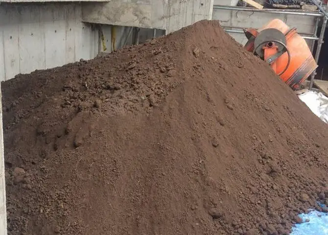 Montículo de tierra de chacra para pozo a tierra en obra de construcción en Lima Perú