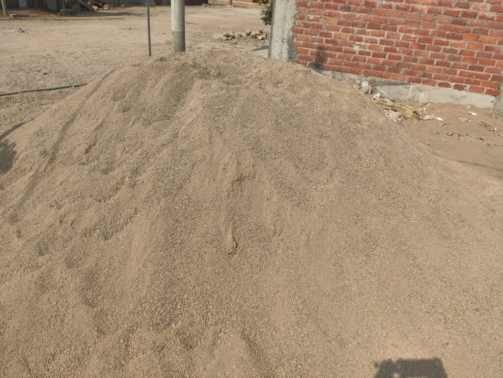 Montículo de arena gruesa en zona de construcción en Lima