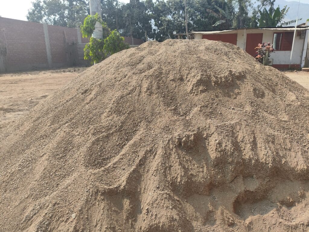 Montículo de arena gruesa en zona rural de Lima