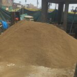 Montículo de arena gruesa en obra de Lima