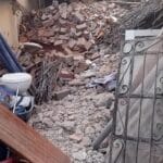 Gran cantidad de desmonte de ladrillos y escombros en sitio de demolición listo para la eliminación de desmonte