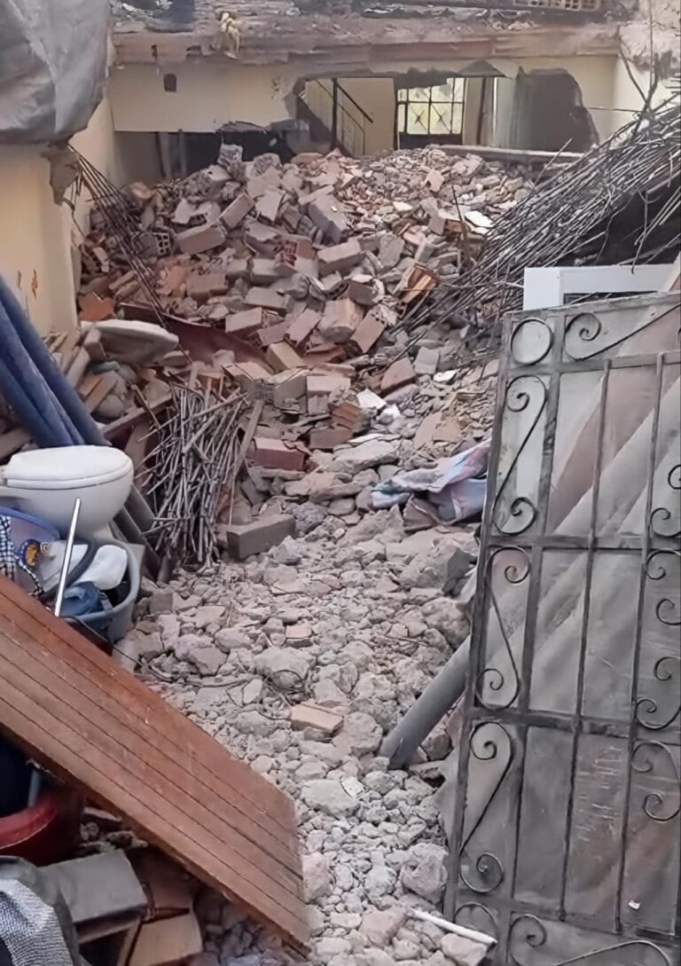 Gran cantidad de desmonte de ladrillos y escombros en sitio de demolición listo para la eliminación de desmonte