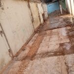 Interior de local en demolición con desmonte y escombros listos para ser retirados. Eliminación de desmonte