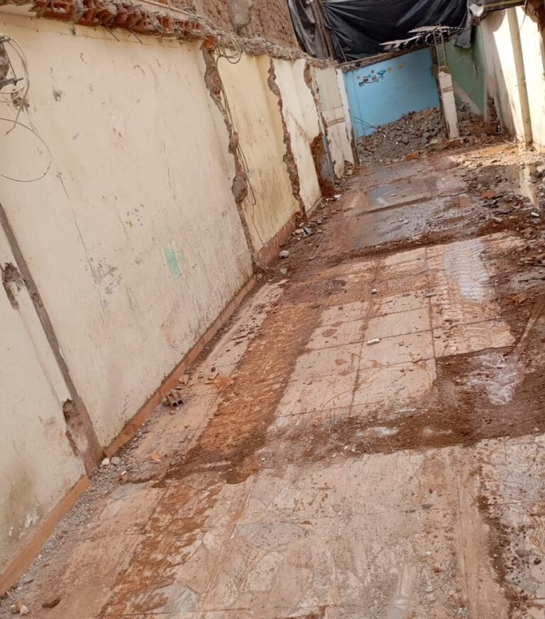 Interior de local en demolición con desmonte y escombros listos para ser retirados. Eliminación de desmonte