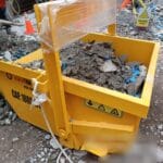 Contenedor amarillo para retiro de desmonte de construcción en obra. Eliminación de desmonte