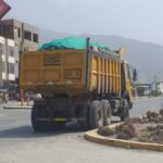 Eliminación de desmonte en volquete amarillo con malla verde