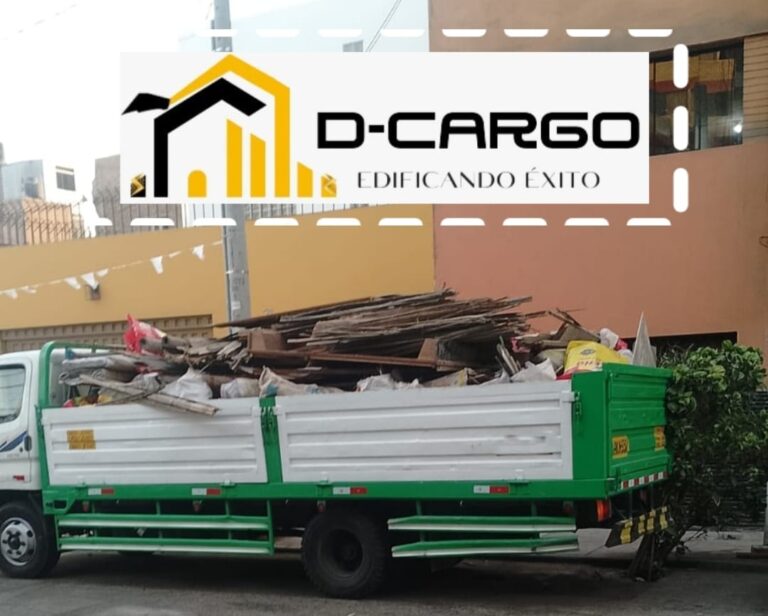 Camión de D-Cargo cargado con desmonte y residuos de construcción para su retiro. Eliminación de desmonte